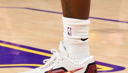 米兰体育官网-詹姆斯穿着盛大启幕配色Lebron23，得到18分4篮板6助攻3抢断