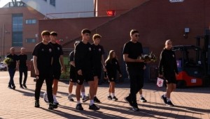 杰拉德在安菲尔德球场外悼念若塔兄弟，并献上鲜花