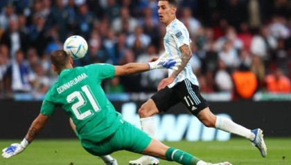 米兰体育平台-阿根廷队脚踩欧洲冠军，梅西最佳笑傲温布利