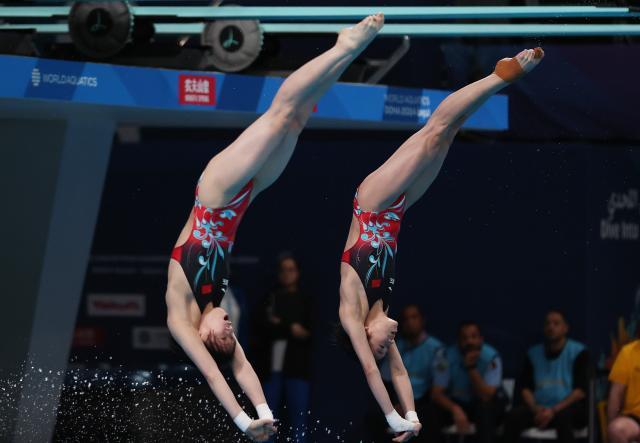 （游泳世锦赛）（3）跳水——女子双人10米台：中国组合陈芋汐_全红婵夺冠XxjpseC007013_20240207_PEPFN0A001.jpg